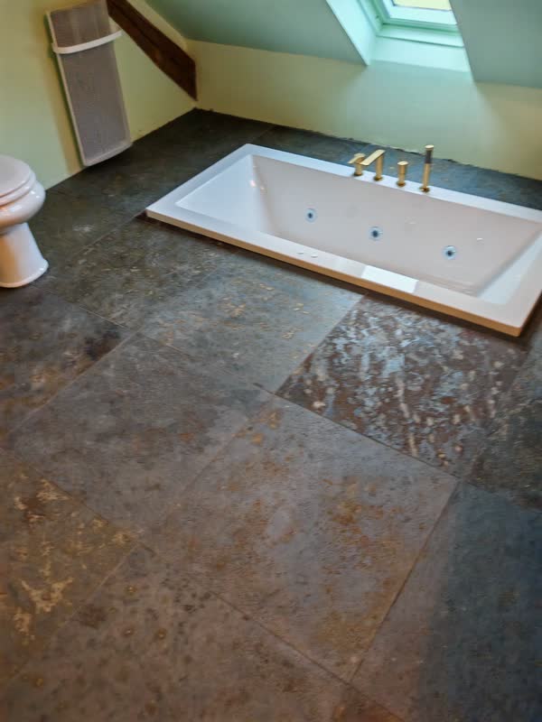 Baignoire encastrée dans un sol en pierre