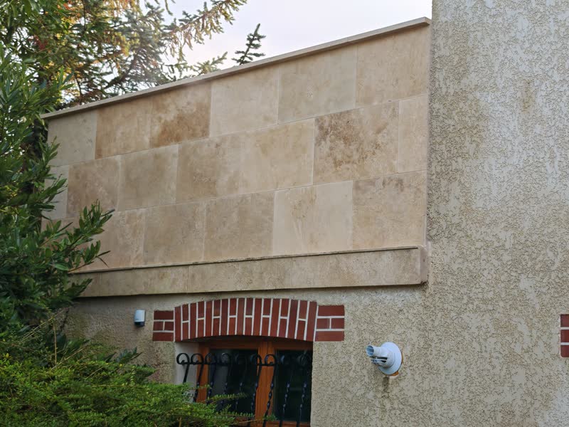 Mur de soutènement habillé de pierre