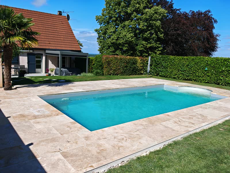 Plage de piscine en pierre claire
