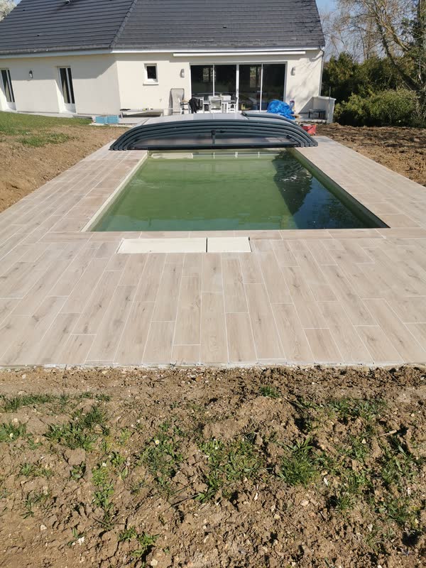 Plage de piscine en dalles effet bois