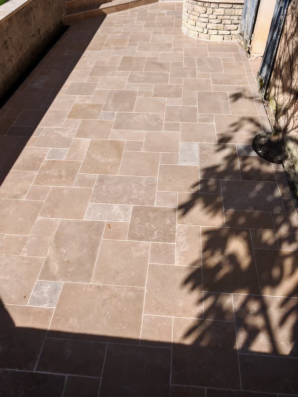 Terrasse en pierre au pied de la maison
