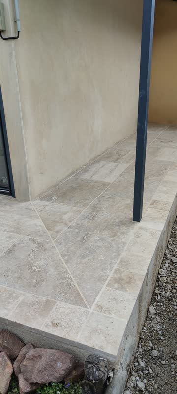 Terrasse et bordure sous pergola