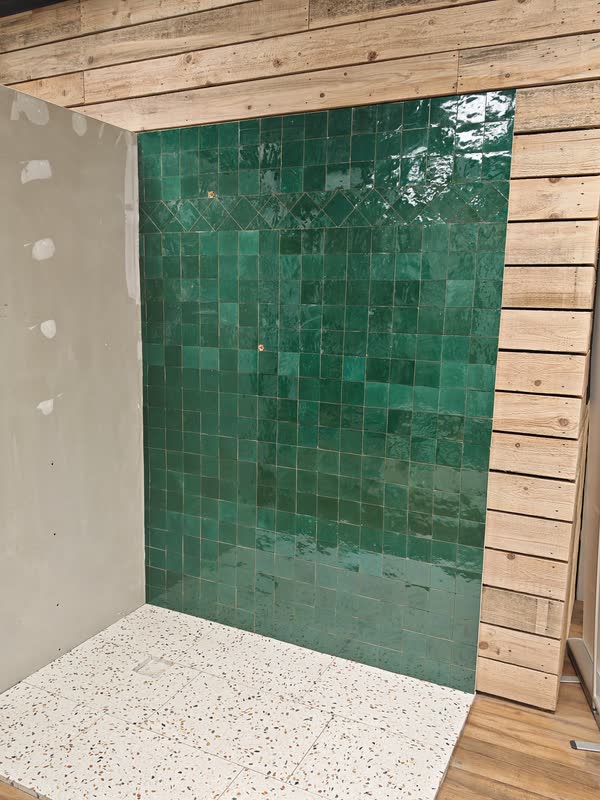 Douche en zellige vert